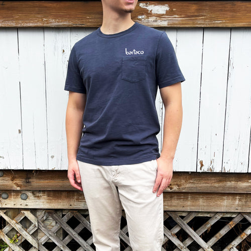 Faherty Sunwashed Regenerative Pocket Tee – dune navy, bartaco font