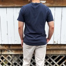 Faherty Sunwashed Regenerative Pocket Tee – dune navy, bartaco font