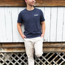 Faherty Sunwashed Regenerative Pocket Tee – dune navy, script print