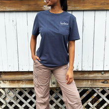 Faherty Sunwashed Regenerative Pocket Tee – dune navy, bartaco font