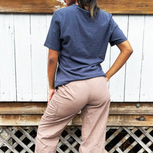 Faherty Sunwashed Regenerative Pocket Tee – dune navy, bartaco font