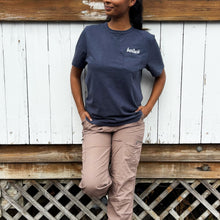 Faherty Sunwashed Regenerative Pocket Tee – dune navy, script print